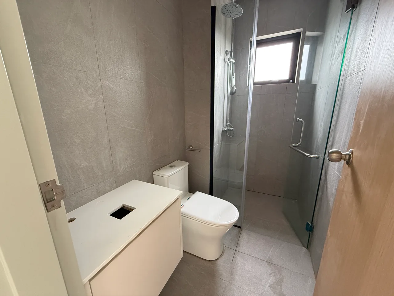 CORNER 3 bed 2 bath, Banquet Residence, 3rd mile