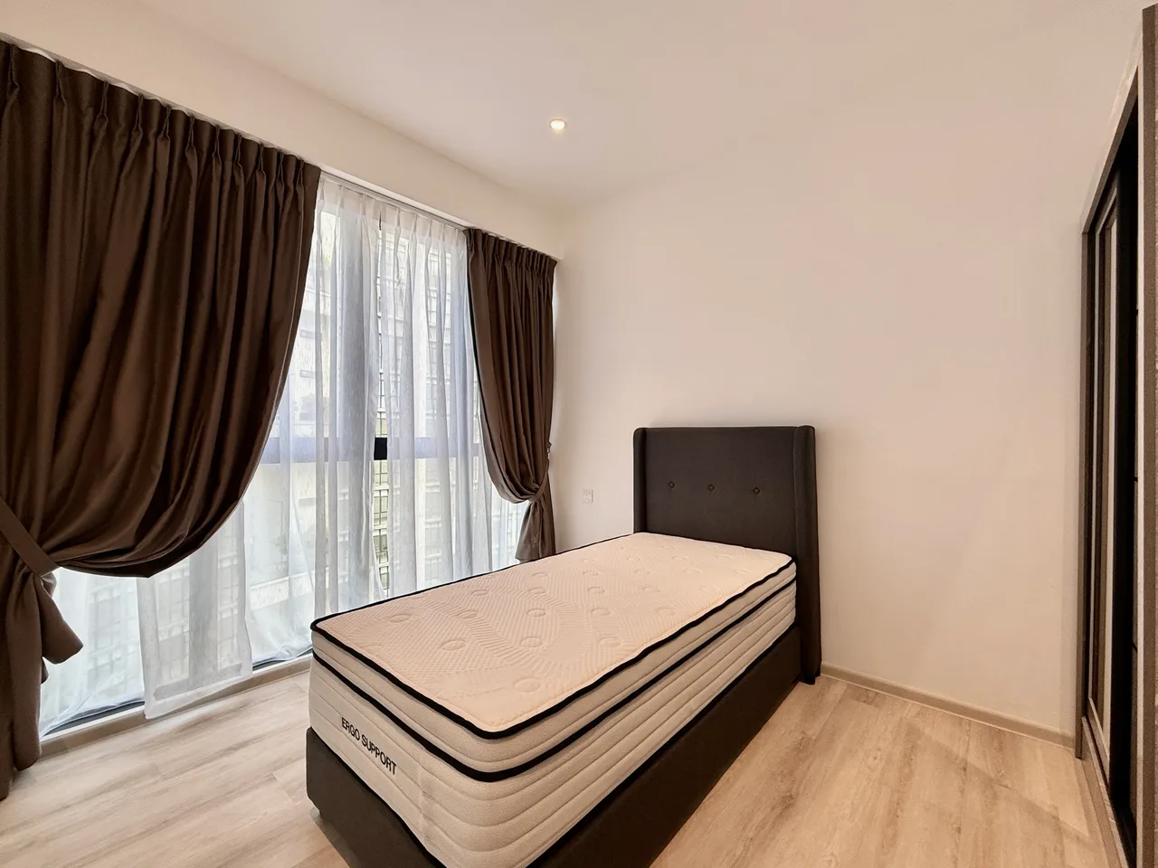 Brand new, 2 Bed, Level 12 Tower 2, Facing Garden